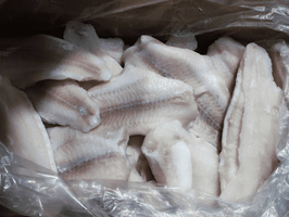 Филе Пангасиуса розовое, без кожи, без костей, размер 220+ г, весовое