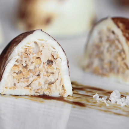 Паста из белого шоколада с миндалем и хрустящей крошкой Pralin Delicrisp Caramel Fleur de Sel, 5 кг
